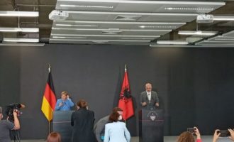 Federata Evropiane e Gazetarëve i reagon Edi Ramës pasi ai nuk i lejoi gazetarët nga Kosova t’i bëjnë pyetje Merkelit