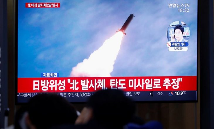 Koreja e Veriut hedh dy raketa balistike