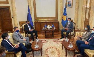 Lajçak në Kuvend – pritet nga kryeparlamentari Konjufca