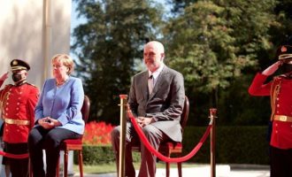Merkel nuk ndjehet mirë gjatë intonimit të himnit në Tiranë, kërkon karrige për t’u ulur