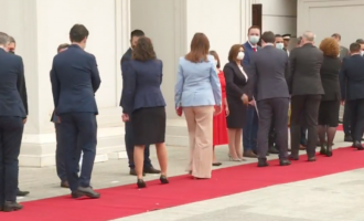 Ceremonia e pritjes së Qeverisë së Kosovës në Maqedoninë Veriore – Ministrat shkelin masën kryesore anti-COVID