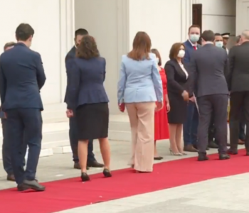 Ceremonia e pritjes së Qeverisë së Kosovës në Maqedoninë Veriore – Ministrat shkelin masën kryesore anti-COVID