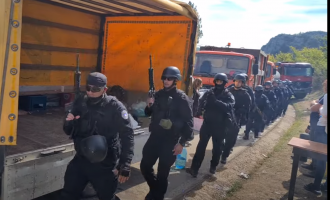 Njësitet Speciale të Policisë provokohen me këngë nacionaliste serbe në Jarinje (VIDEO)