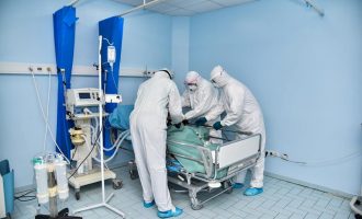 Mbi një mijë pacientë me COVID-19 po trajtohen në spitale, shumica me oksigjeno-terapi