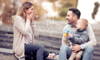 Çfarë duhet të bëni nëse fëmija juaj preferon njërin prind më shumë se tjetrin