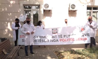 Sindikalistët protestojnë para Ministrisë së Shëndetësisë: Vitia na ka neglizhuar