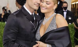Rita Ora mahnitë më pamjen në Met Gala 2021, shoqëruar nga i dashuri i saj Taika Waititi