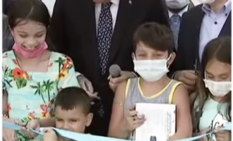 E preu shiritin para Erdoganit, presidenti e godet djaloshin në kokë