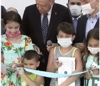 E preu shiritin para Erdoganit, presidenti e godet djaloshin në kokë