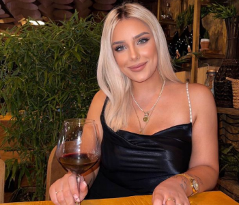 Tea publikon foto të nxehta nga pushimet, zbulon të dashurin e saj