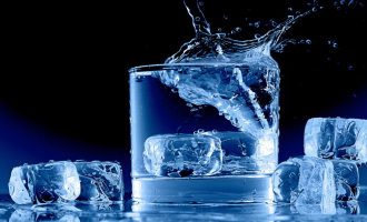 Çfarë ndodh me trupin kur pijmë ujë shumë të ftohtë?