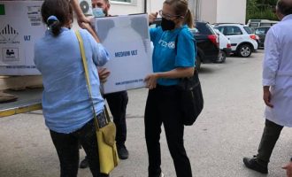 Mbi 500 mijë vaksina anti-COVID-19 mbërrijnë në Kosovë, donacion nga SHBA-të