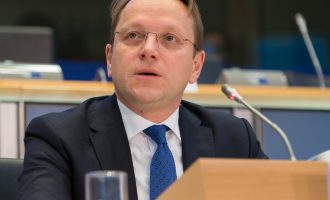 Varhelyi: Kosova dhe Serbia t’i ulin tensionet dhe të kthehen në dialog
