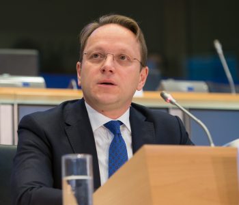 Varhelyi: Kosova dhe Serbia t’i ulin tensionet dhe të kthehen në dialog