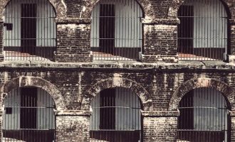 Policia indiane arreston 28 të dyshuar për përdhunim në grup të një 15-vjeçarje