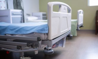 40 pacientë me COVID-19 që po trajtohen në spitalet e vendit – në gjendje të rëndë