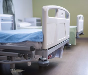 40 pacientë me COVID-19 që po trajtohen në spitalet e vendit – në gjendje të rëndë