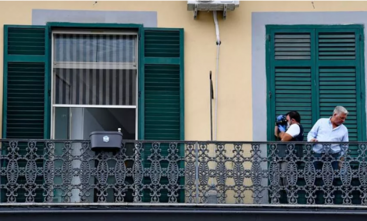 Itali: Punonjësi i familjes hedh fëmijën nga ballkoni
