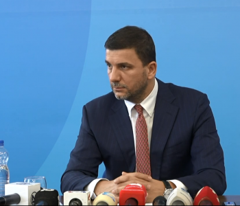 Krasniqi kritikon Qeverinë Kurti: Ka neglizhuar totalisht vaksinimin kundër COVID-19