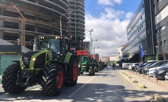 Fermerët protestojnë me traktorë para Ministrisë së Bujqësisë