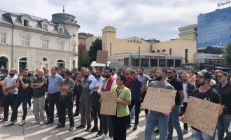 Prishtinë: Protestohet kundër vaksinimit të detyrueshëm