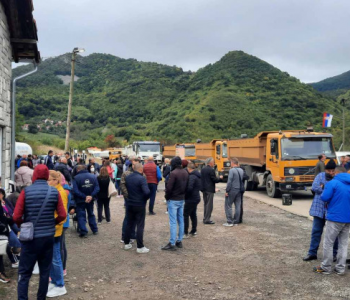 Policia: Protestuesit në Jarinje e Bërnjak kanë vendosur zhavorr