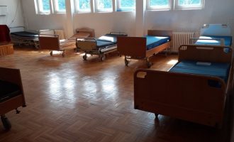 Mbushet Spitali i Pejës, edhe salla e takimeve adaptohet për pacientë me COVID-19