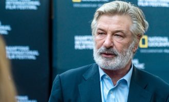 Aktori Alec Baldwin vret me armë aksidentalisht një grua në xhirime