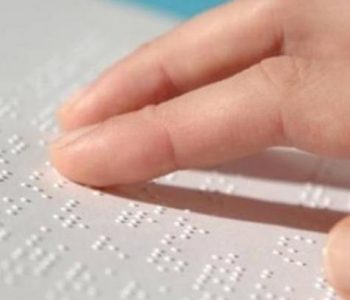 Të verbërit po votojnë me anë të alfabetit të Brail-it (FOTO)
