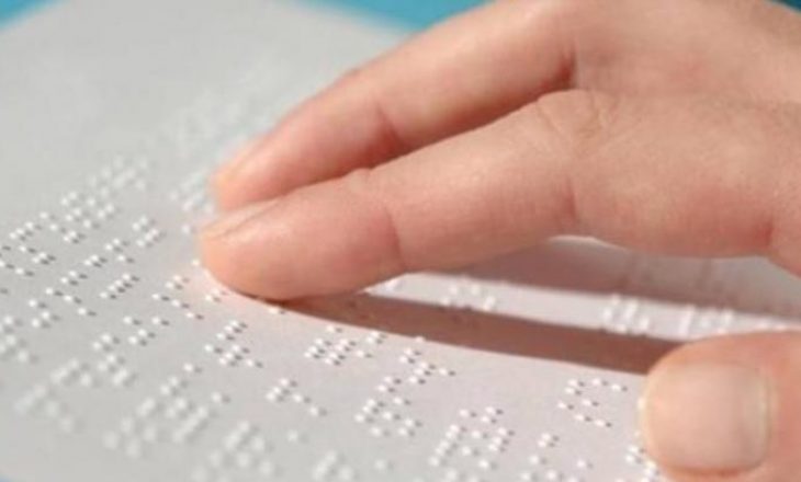 Të verbërit po votojnë me anë të alfabetit të Brail-it (FOTO)