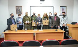 KFOR-i dhuron pajisje teknologjike për studentët e gazetarisë në Universitetin e Prishtinës