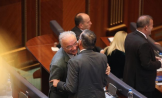 Hamza pritet ngrohtësisht nga deputetët e PDK-së pas fitores në Mitrovicë