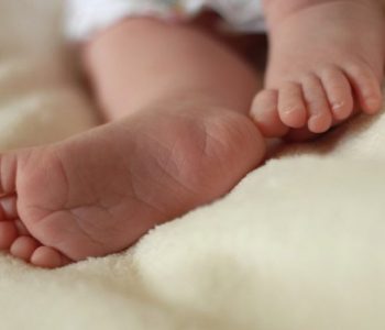 E mitura në Fushë-Kosovë dërgohet për të lindur