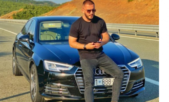 Asnjëherë nuk është vonë, këngëtari i njohur përfundon vitin e parë të studimeve në moshën 35-vjeçare