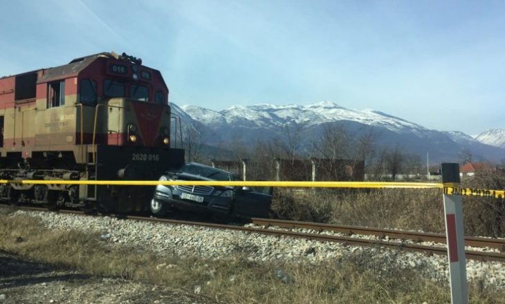 Treni e goditi veturën në Klinë, një person i lënduar