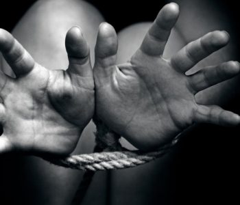 Arrestohen tre meshkuj dhe dy femra për trafikim me njerëz në Pejë