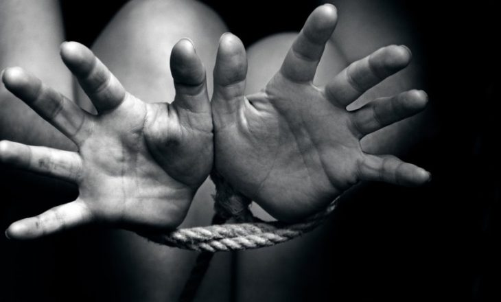 Arrestohen tre meshkuj dhe dy femra për trafikim me njerëz në Pejë