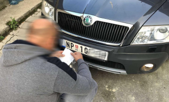 Vozitësit me targa serbe pa letra ngjitëse do të gjobiten