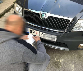 Vozitësit me targa serbe pa letra ngjitëse do të gjobiten