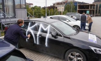PSD vendos mbishkrime “KM” dhe stikersa në veturat zyrtare