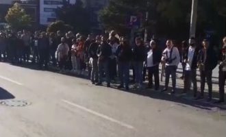 Mitrovicasit dalin për t’i pritur Njësitë Speciale të Kosovës pas kthimit nga Jarinja dhe Bërnjaku (VIDEO)