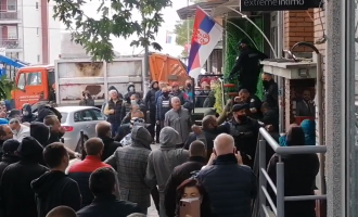 Serbët lokalë sulmojnë Policinë e Kosovës në Mitrovicën e Veriut (VIDEO)