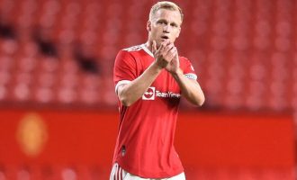 Donny van de Beek po i ndan rrugët me Manchester United