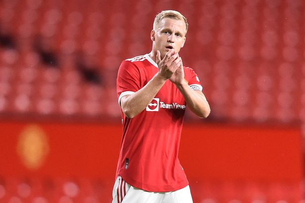 Donny van de Beek po i ndan rrugët me Manchester United