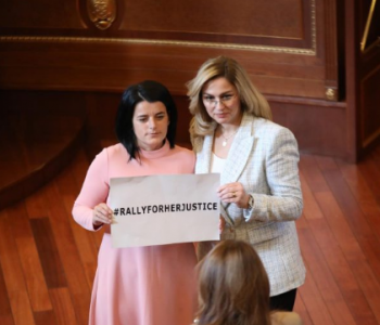 Deputetët e Kuvendit i bashkohen thirrjes së Vasfije Krasniqit për drejtësi për viktimat e dhunës seksuale