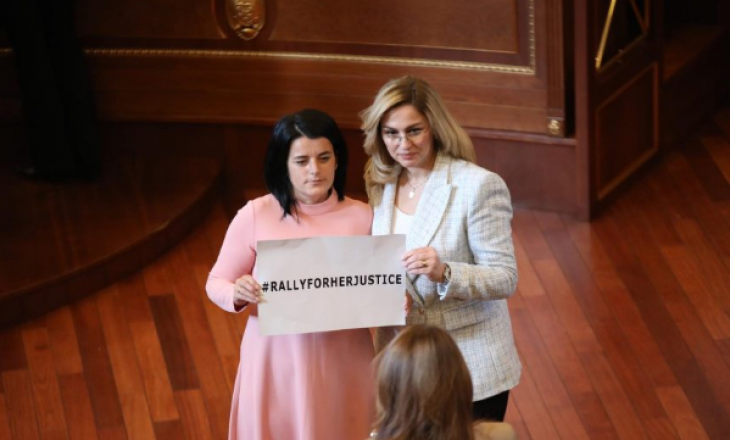 Deputetët e Kuvendit i bashkohen thirrjes së Vasfije Krasniqit për drejtësi për viktimat e dhunës seksuale