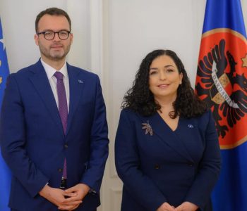 Vela – Abdixhikut: Je i fundit që mund ta mësosh Presidenten