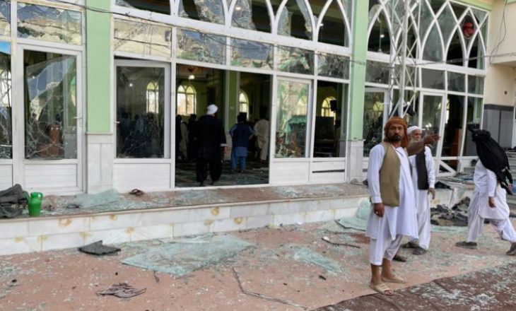 Mbi 30 të vrarë nga sulmi vetëvrasës në një xhami në Afganistan