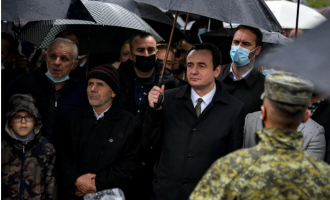 Kurti në Rezallë: Këto varre këtu janë e vërteta e gjenocidit