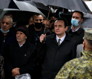 Kurti në Rezallë: Këto varre këtu janë e vërteta e gjenocidit